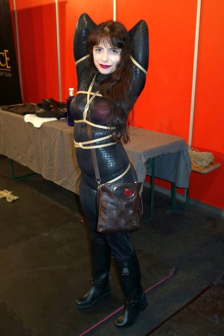 1 pic. Didn't even get a chance to take my purse off. Hah! 😆

Photo: Volker
@BoundCon_Munich #boundcon