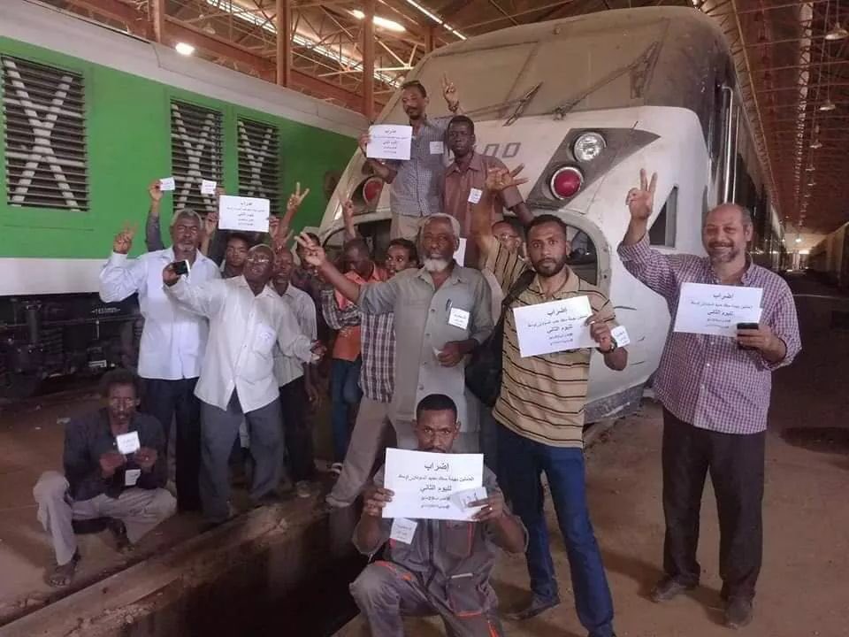 AbueissaAmel's tweet photo. #اعتصام_القياده_العامه
إضراب  السكة حديد - الخرطوم
لليوم الثاني على التوالي للمطالبة بتسليم السلطة المدنية الإنتقالية.
#اضراب29مايو https://t.co/Gfz5qiVaio