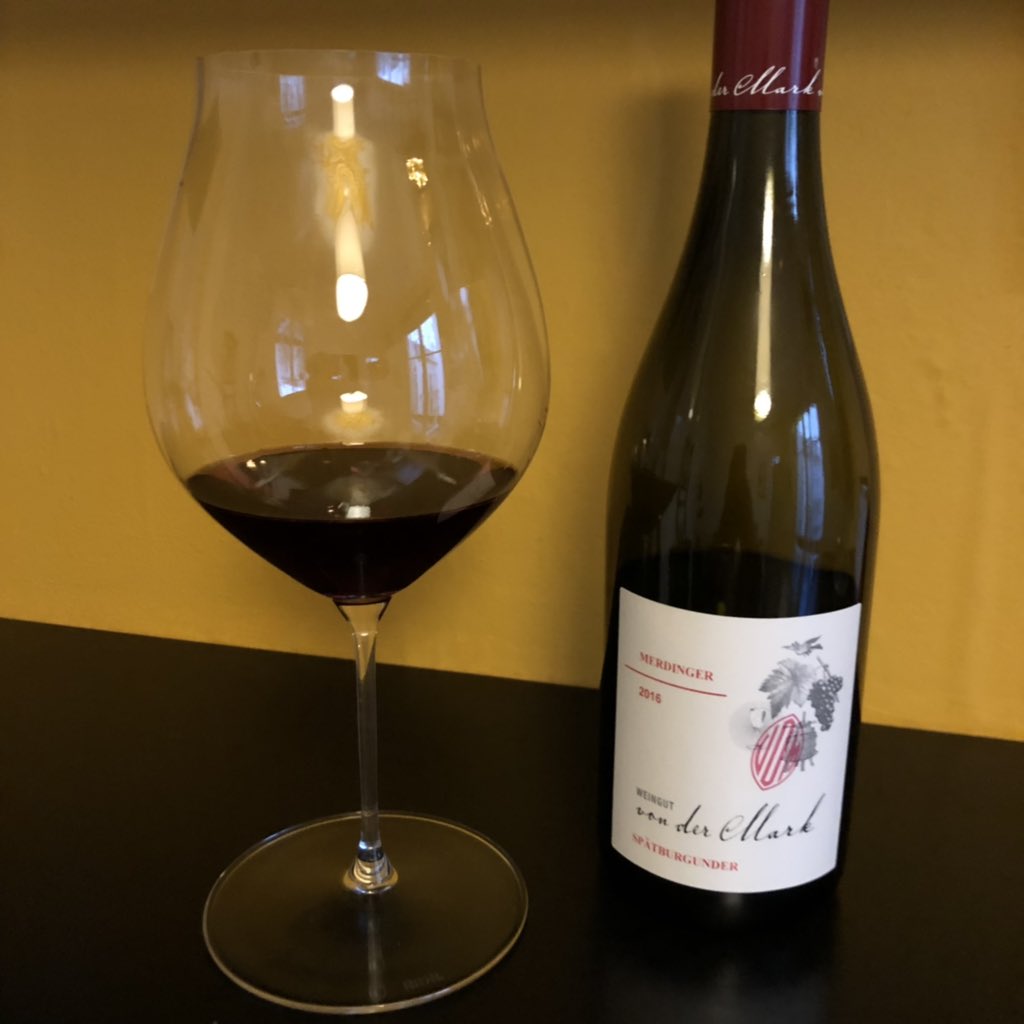 pablodottasomm's tweet photo. El vino se toma donde quieras, peroes cierto que hay una copa ideal para cada vino, y nunca es más evidente que con el #pinotnoir. Estrenando mi #riedelperformance con un exponente alemán. #winelover https://t.co/WmGnrbTys9