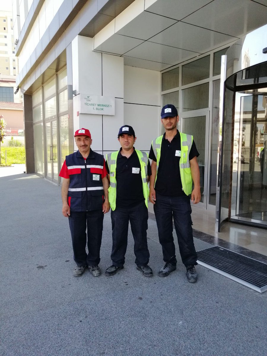 Ramazan Bayramına yaklaşırken sitemizin her noktası karış karış temizlenerek sitemiz Bayrama hazırlanıyor. Arefe gününe kadar çalışmalarımız devam edecek. <a href="/EmlakYonetim/">Emlak Yönetim A.Ş.</a> @Emlakisletmeler @MunirYAGIZ <a href="/Ayhan19Karaca/">Ayhan Karaca</a> @AdemmYILDIZ <a href="/AlicanOzpolat/">Alican Özpolat</a>