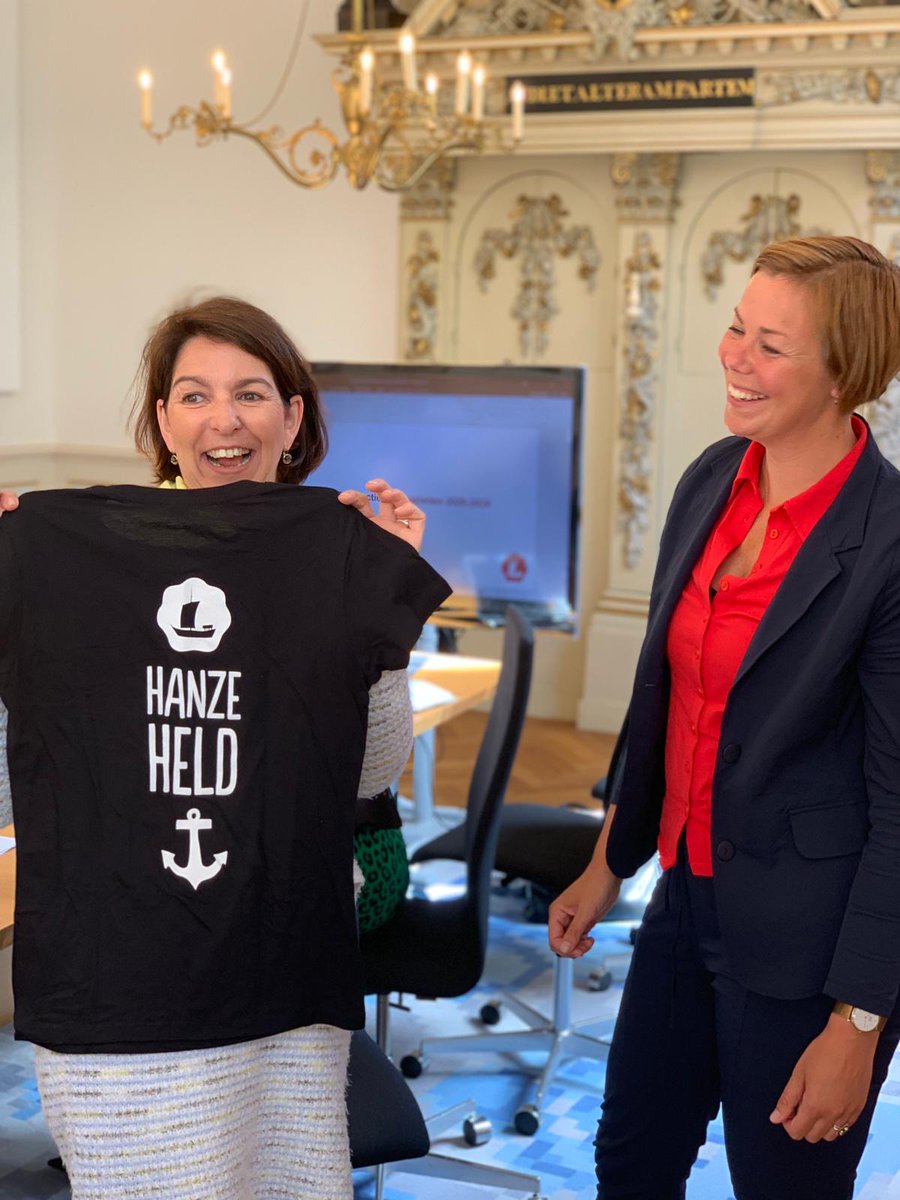 Hanzesteden's tweet photo. Vandaag tijdens het bestuurlijk overleg Hanzesteden Marketing hebben we onze bevlogen #Hanzeheld @EllenMulderMets uitgezwaaid. Dank voor de enthousiaste samenwerking! https://t.co/iqb5PoOZY0