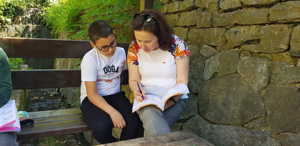 dogabeykoz's tweet photo. Beykoz farklılığı bizim icin heryer  derslik. Havalar da ısınmışken sinif olarak temiz havada dersimizi işledik.@BeykozDoga @yesimcakti @AliRizaLule @elvin_oven https://t.co/lZDI8O75aQ