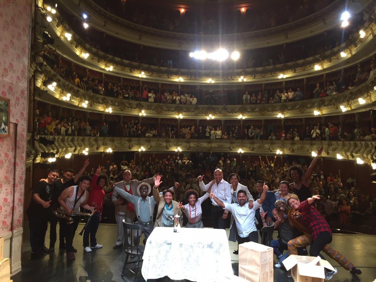 #UvaPasaBajoElSol sigue llenando los escenarios y cambiando los corazones.
Gracias a nuestro director <a href="/jsaragon/">Juventudes Socialistas de Aragón</a> @corporacionomenka @miteatrocolon <a href="/usaid/">USAID</a> y @acdivoca_colombia por hacer posible presentar esta increíble obra al público hermoso de Cali!!  La aventura sigue.