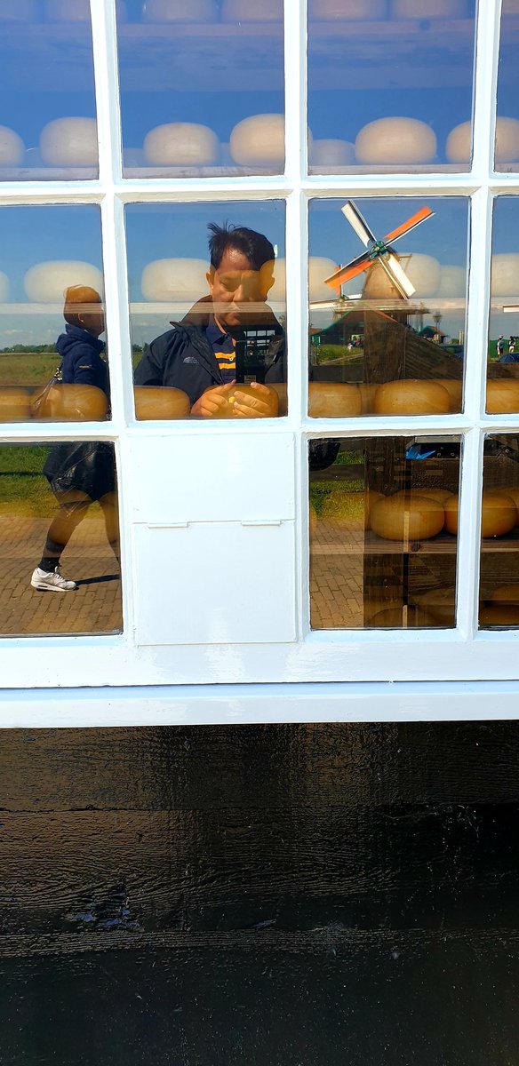 Akashtv1Soni's tweet photo. #WindowSeries
Inside the window - Cheese.
Outside - the Windmills, a tourist & me. https://t.co/QQ0B0HgAyq