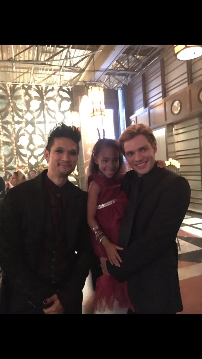 actress_ariana's tweet photo. Have a wonderful Wednesday! Dom, Harry and me at the Malec wedding reception, miss these days on set 🤗😍❤️#malec #wedding #jace #magnus #madzie #flowergirl #fun #live #actress #arilovers https://t.co/XsEdHsv4Z7