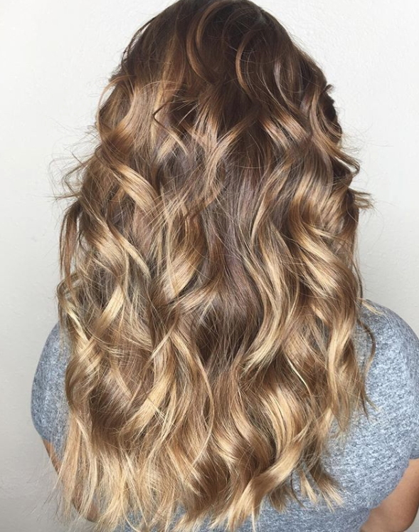 KerastaseUSA's tweet photo. Frizz is no match for our Ciment Thermique blow dry primer and Laque Couture hairspray. Beautiful waves by Kerastase artist @hairby_jojo.
Shop styling: https://t.co/vghFXve6uW
#KerastaseTransforms https://t.co/ExyEAt6eF2