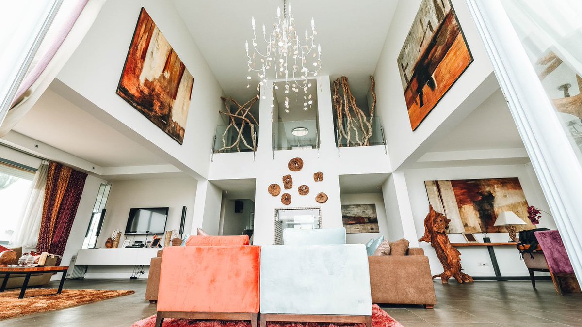 The use of wood for accents in this space is so interesting. I am in love with the color scheme! 
.
.
#brooksiderealestate #ezbrookside