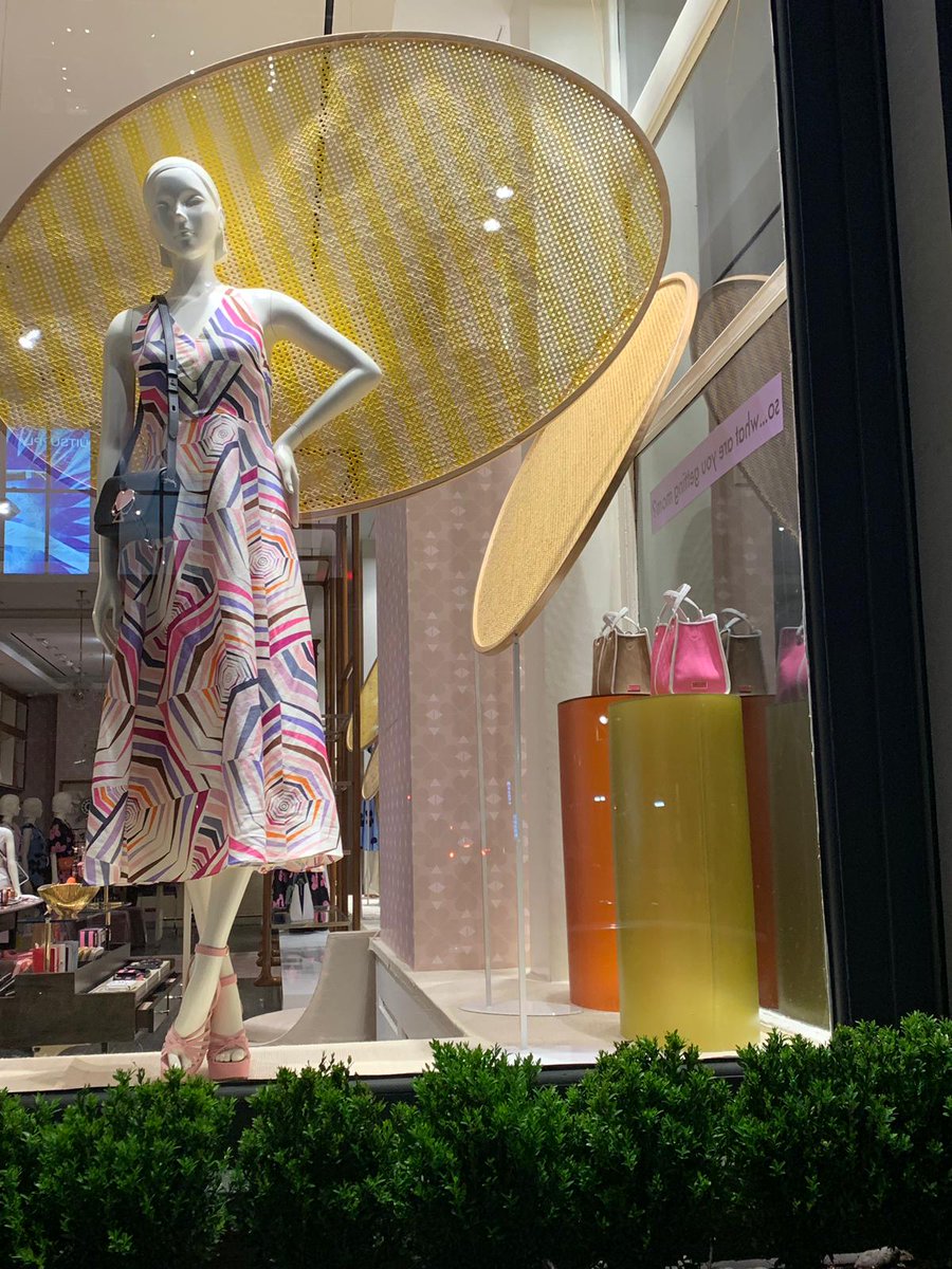 VisualCiti's tweet photo. Classy windows for @katespadeny π»ποΈ
.
.
.
#visualciti #visualsoflife #visualmerchandising #merchandising #retaildesign #storedesign #visualprops #signage #colorful #custom #graphics #katespade #NYC #windowdisplay #windowswear https://t.co/0hBhc9AycP