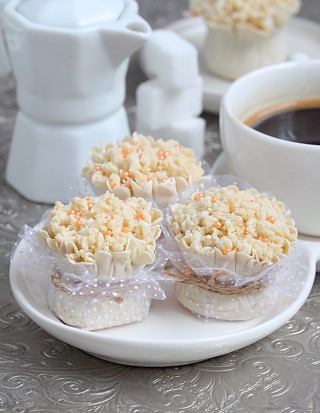 KNDILETTESOriginaire d'Alger. Le nom se rapporte à sa forme particulière légèrement centré, qui désigne une petite lampe à huile. Garnie d'une farce à base d'amande, cette pâtisserie longtemps considérait comme produit de luxe se démocratise sur le territoire Algérien.