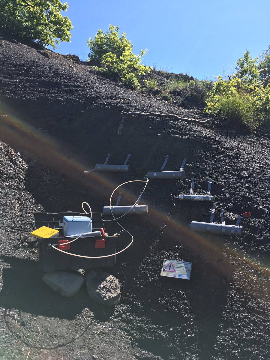 Some blue skies #fieldwork this morning at Tobias’ new weathering #CO2 chambers #Draix #CZO @geoCcycle