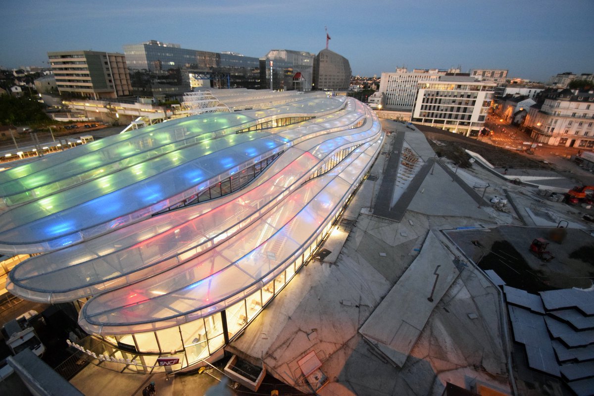 La gare de Rennes, 160 ans d'histoire:  
> 26 avril 1857: inauguration de la 1e gare, Paris/Rennes en 10h !
> 1989: TGV Atlantique (Paris/Rennes 2h10)
> 1992: inaug. de la 2e gare
> 2/07/17: LGV #ParisRennes1h25
> 3/07/19: inaug. de la 3e gare, désormais pôle d’échange multimodal