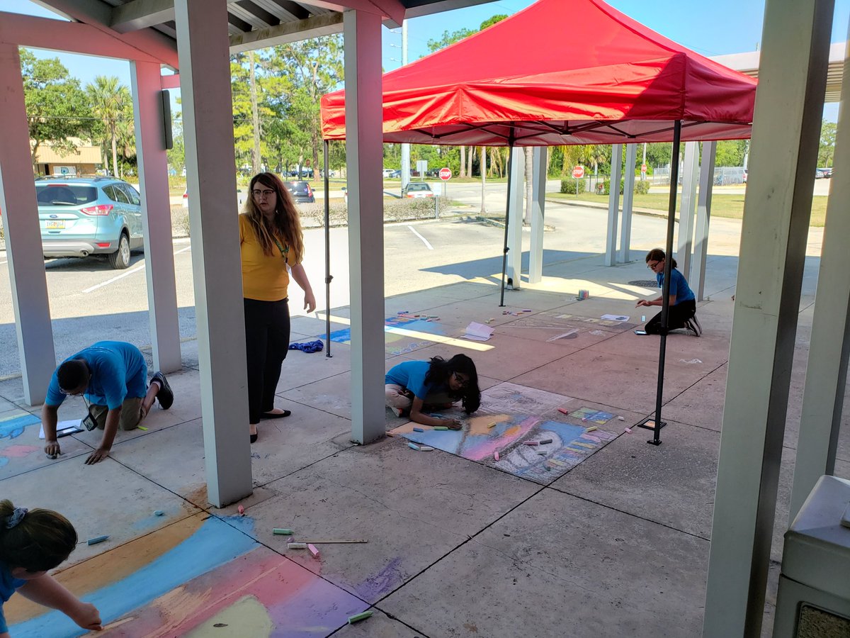 Cahillmomof6's tweet photo. Coming along nicely and the students are helping each other create their masterpieces! @DMS_CHARGERS @inge_rick #DMSISWHEREITSAT #DMSALLIN #DMSROCKSTARS #DMSsidewalkChalkCompetition2019 https://t.co/2tzbGmB9OT