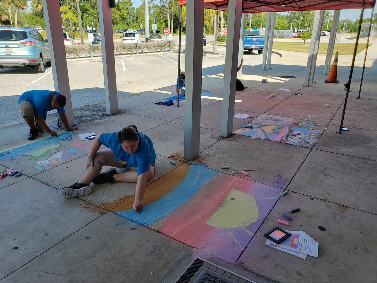 Cahillmomof6's tweet photo. Coming along nicely and the students are helping each other create their masterpieces! @DMS_CHARGERS @inge_rick #DMSISWHEREITSAT #DMSALLIN #DMSROCKSTARS #DMSsidewalkChalkCompetition2019 https://t.co/2tzbGmB9OT