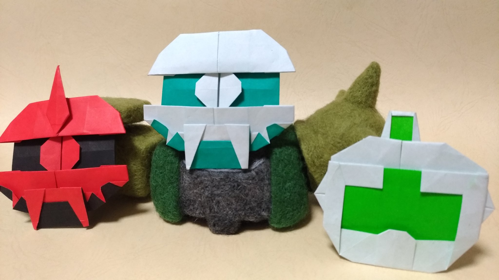 Takebon Tatsumiさん作のザクとジムの折り紙をニコ動見ながら作ってみました 良いなぁ コレ ただ ガンダムの 折り紙は口の部分 の折り方が理解できず イイイィィィーー ってなってしまい 挫折しました 自分の理解力の無さが悔しい
