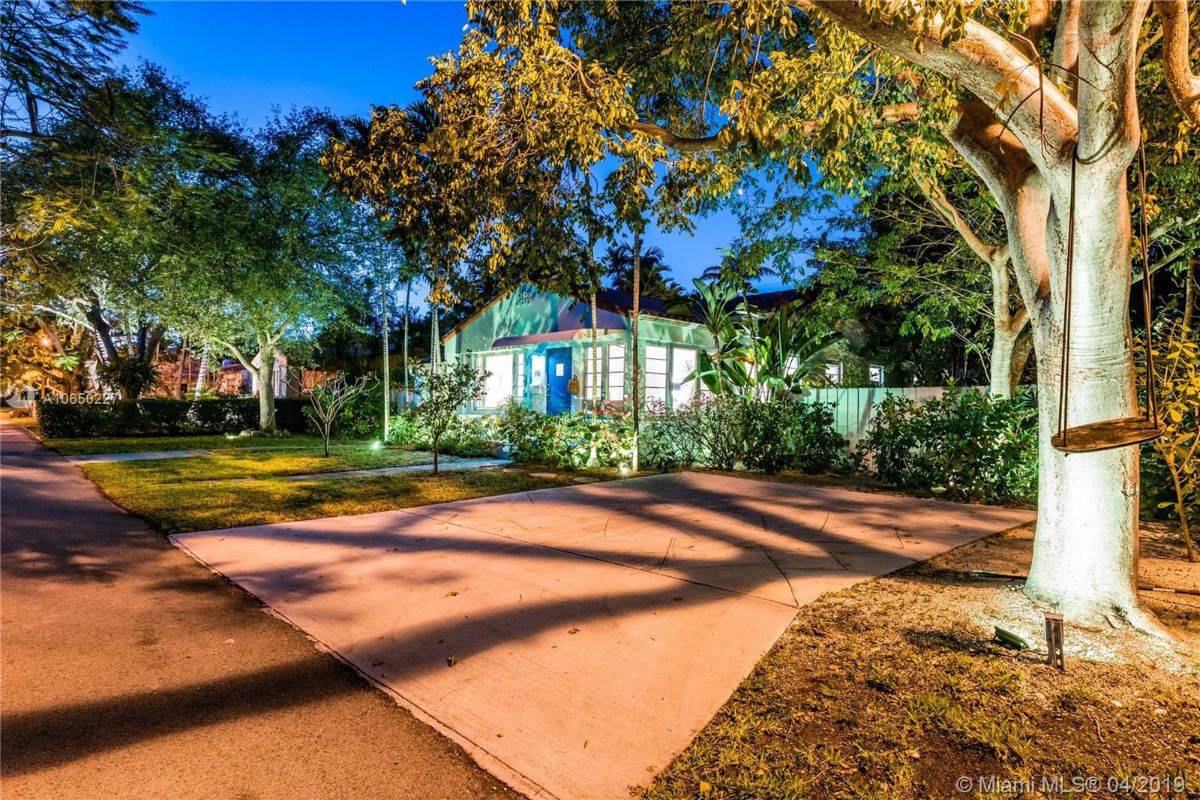 GraberRealty's tweet photo. Another Happy Ending @ The Sea Grape Bungalow! Record-Breaking Happiness! - https://t.co/9ZlEGJgYws https://t.co/cOUcq8IueW