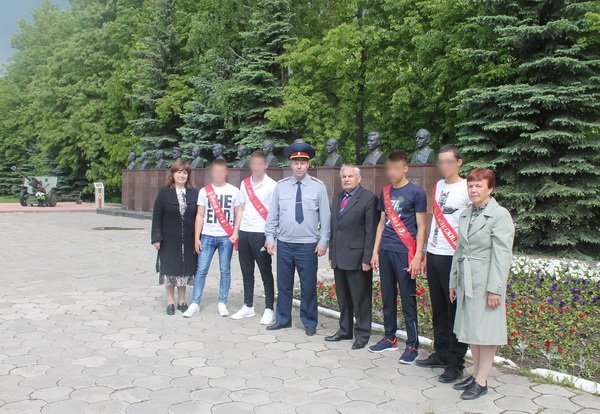 Экскурсию по городу Арзамасу для выпускников средней общеобразовательной школы Арзамасской ВК организовали сотрудники учреждения

52.fsin.su/news/detail.ph…