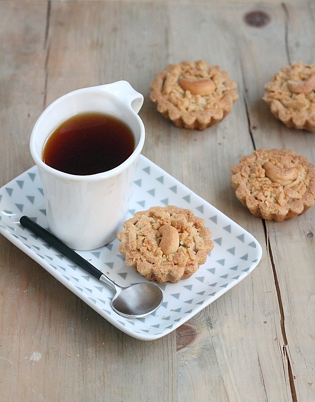 M'DERBELC'est une délicieuses tarte/ tartelettes fourrées, toute simple à réaliser une pâte sablée friable aux sésame et noix de coco grillées garnie de confiture. Ils accompagnent très bien le goûter et le petit déjeuner. Parfumés au zeste d’orange.