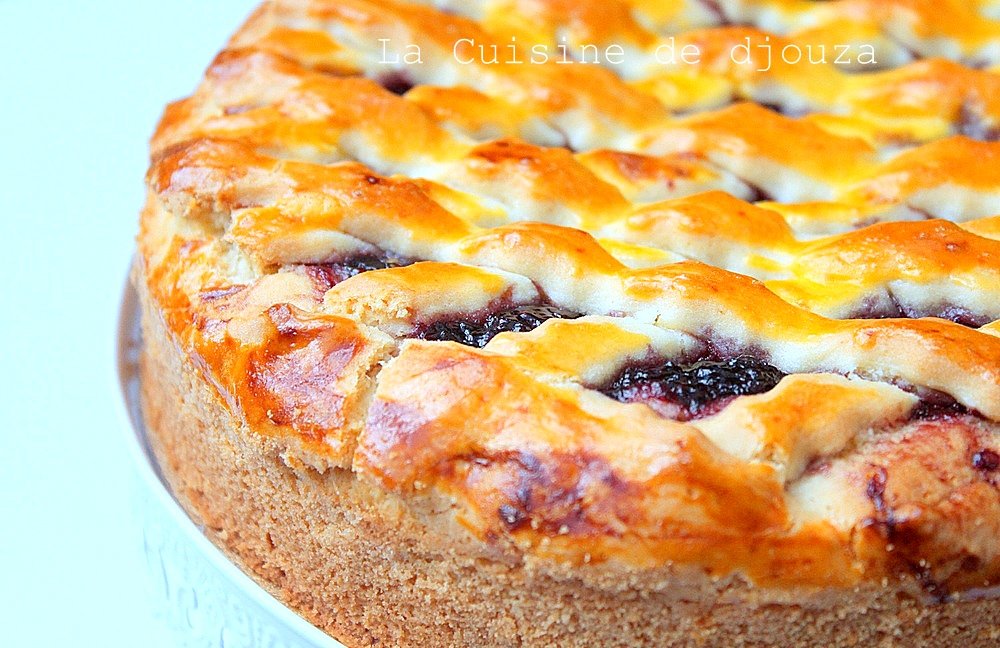 M'DERBELC'est une délicieuses tarte/ tartelettes fourrées, toute simple à réaliser une pâte sablée friable aux sésame et noix de coco grillées garnie de confiture. Ils accompagnent très bien le goûter et le petit déjeuner. Parfumés au zeste d’orange.