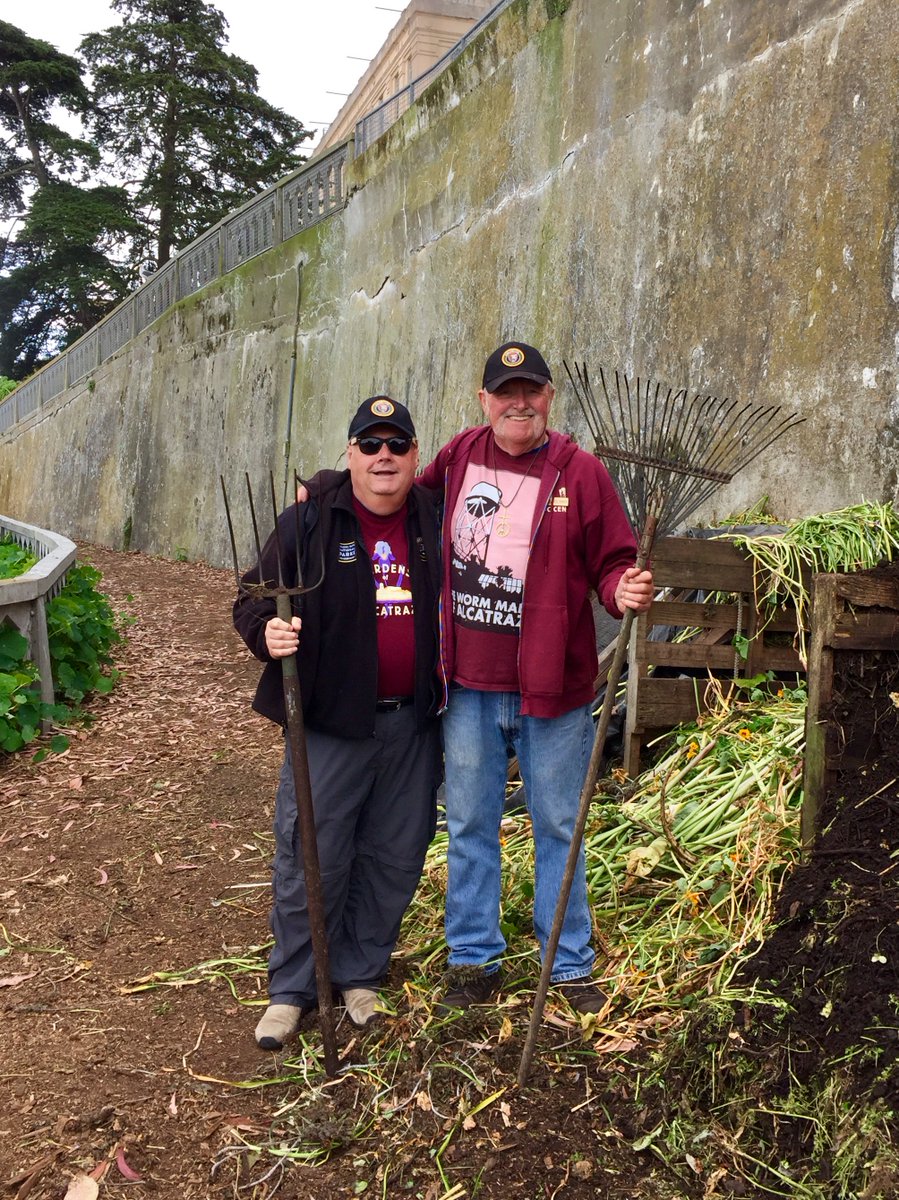 AlcatrazIsland's tweet photo. Happy #CompostingDay!
These volunteers are enrolled in a training program called CompostSMART, and earning graduation certificates. Here they're led by Stephen Andrews of CompostSMART, and Dick Miner of the #GGNPC gardening program.

📷:Sarah Anderson, NPS
#NPS102 #AmericanGothic https://t.co/gSTM5VhdHE