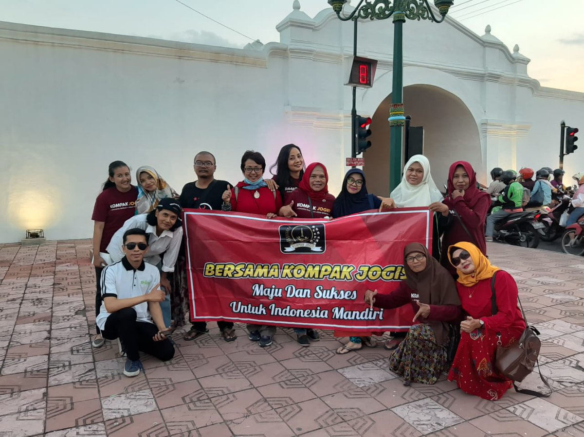 duta_wisata's tweet photo. Kompak Jogis Berbagi Taljil di Plengkung Gading, Rabu 29 Mei 2019. Kegiatan ini merupakn yg kedua selama Ramadan ini.  
#KompakJogis #Bukber #Ramadan #BerbagiTakjil #JOGJA https://t.co/3n3Lpm0Xuw