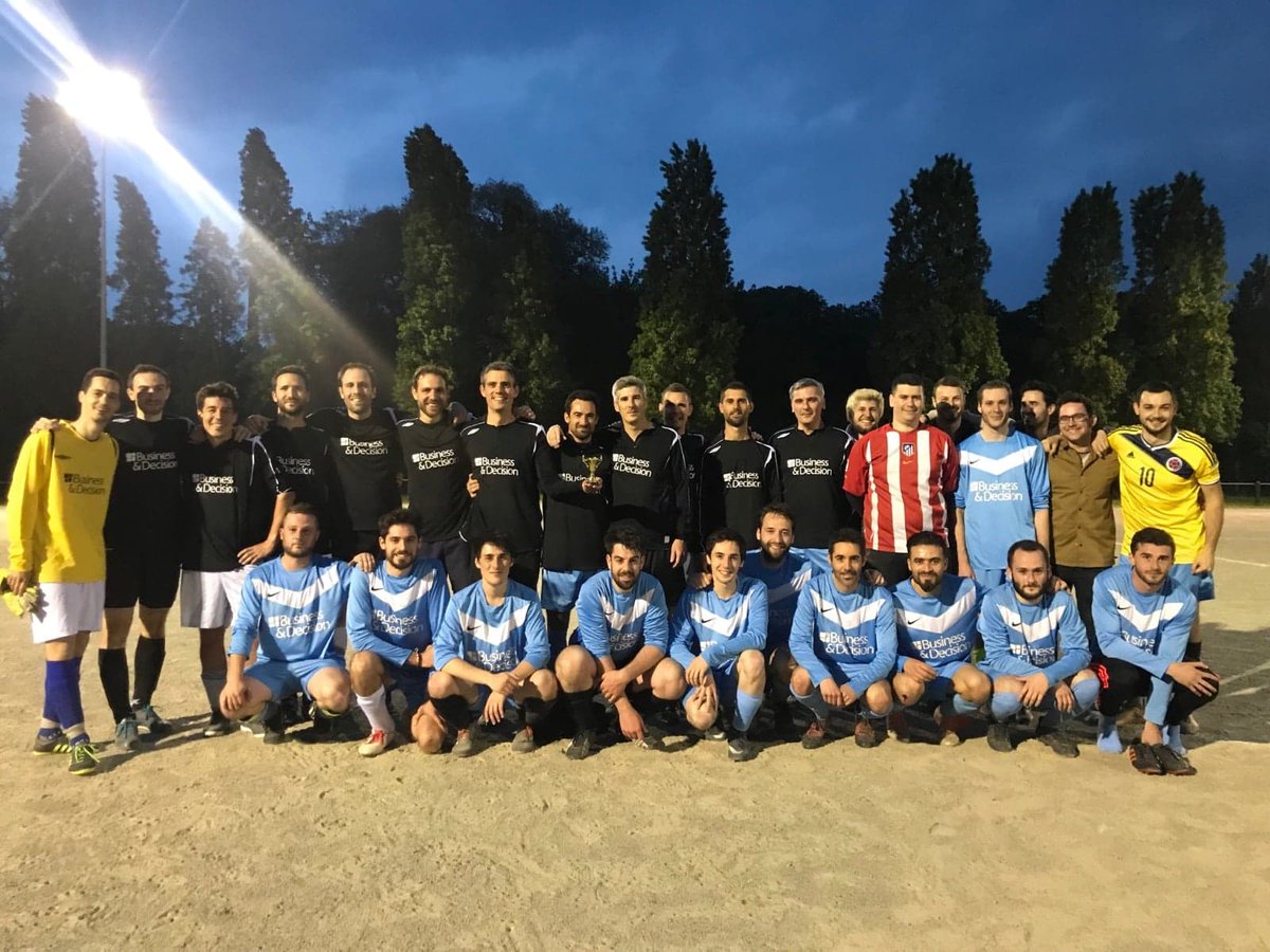 L’équipe de football Business &amp; Decision #Nantes a récemment affronté l’ancienne génération ⚽👟
Et c'est l'équipe de la grande époque, composée notamment de Lionel Nicolas, Directeur d'agence, qui remporte le match avec un score final de 5-3 🏅👏 #Team #Equipe #VieInterne