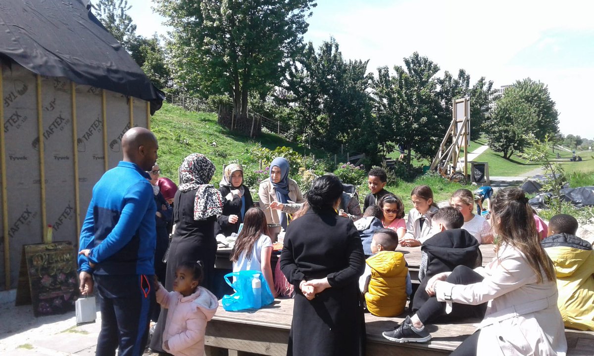 EmilevanRinsum's tweet photo. Succesvolle start van 't #buurttuinieren met Saadet op 't @dakpark in @delfshaven_rdam vandaag ... volle tuin met enthousiaste kids en ouders! #trots op 't buurttuinteam! (als bestuurslid) #gobotu https://t.co/dZyMYhpt0f