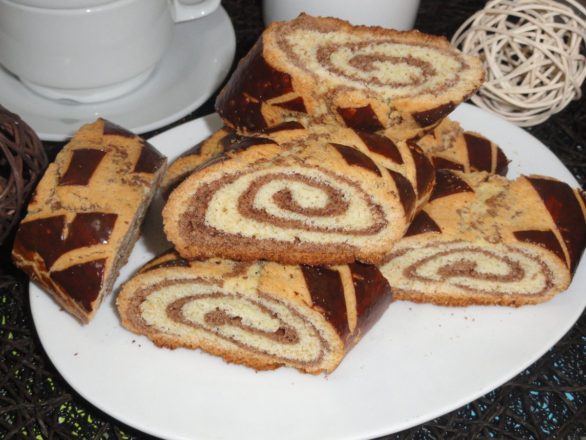 CROQUET / KROKIune spécialité pâtissière algérienne. Il s'agit d'un biscuit fait à base de farine, levure, œufs, sucre, huile ou beurre, et parfumé avec de la vanille, du zeste de citron et de l'eau de fleur d'oranger.