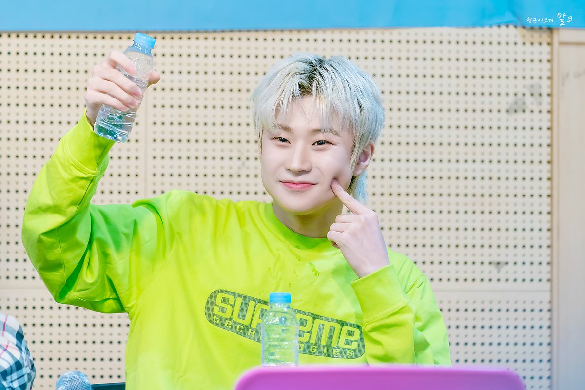 M_than_H's tweet photo. 190504 서울 청소년수련관 팬싸

물 먹다 말고 애교 뿜뿜

#열혈남아 #HBY 
#마르코 #marco #이형근 https://t.co/xQm2N6FIk6