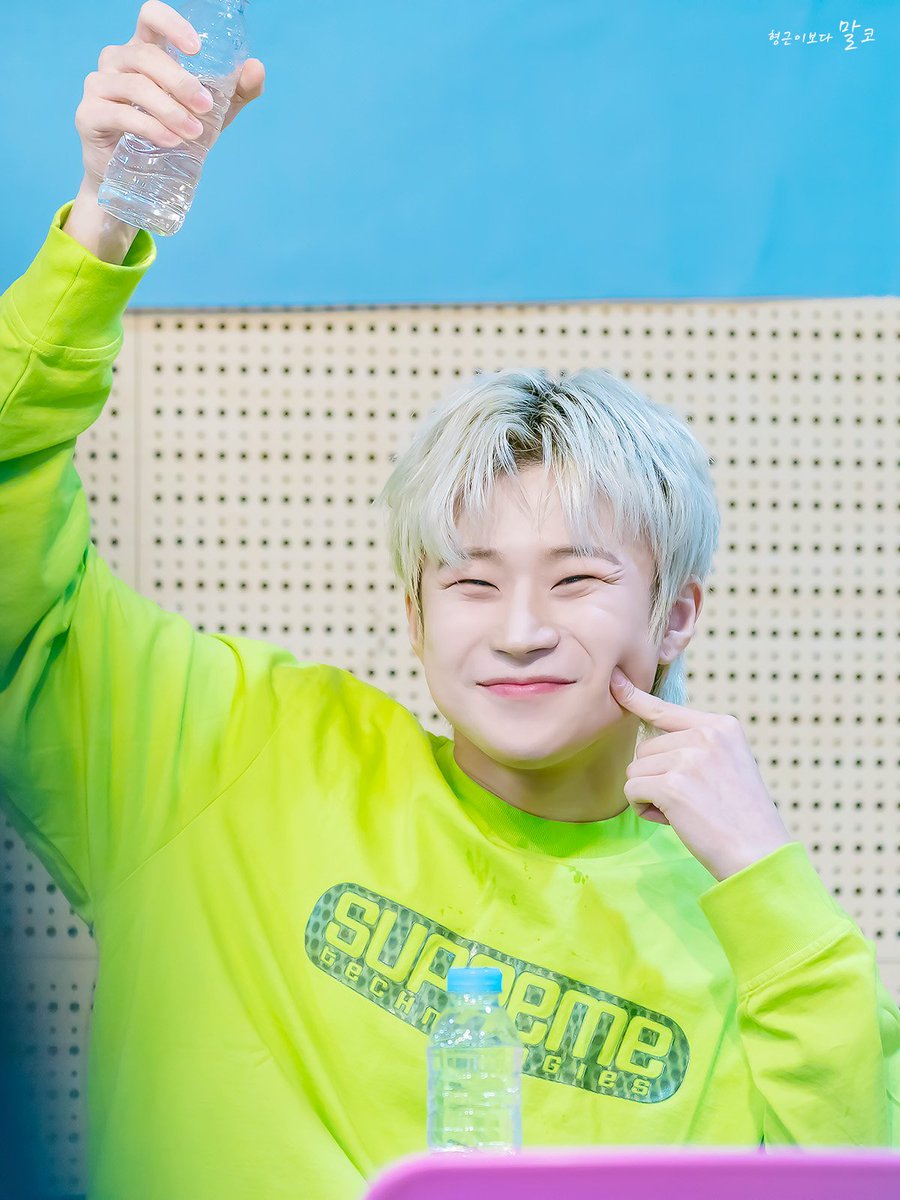 M_than_H's tweet photo. 190504 서울 청소년수련관 팬싸

물 먹다 말고 애교 뿜뿜

#열혈남아 #HBY 
#마르코 #marco #이형근 https://t.co/xQm2N6FIk6
