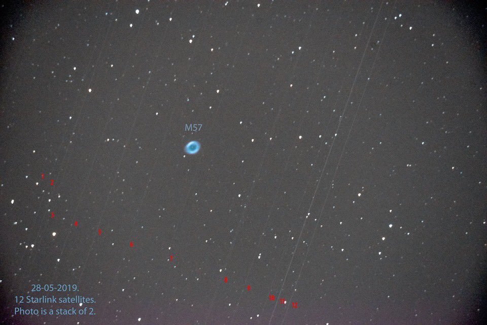 Primera astrofotografía jodida por los satélites de la red #StarLink.
Y solamente hay 60. Faltan por subir todavía 11.940 satélites más. 😕
Foto de Martin Hartsuiker vista en su fb.
