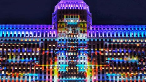 Which color do you think suits the Merchandise Mart the best? #artonthemart #merchandisemart #chicago #chicagoriverwalk | 📸 IG: toomanyshots