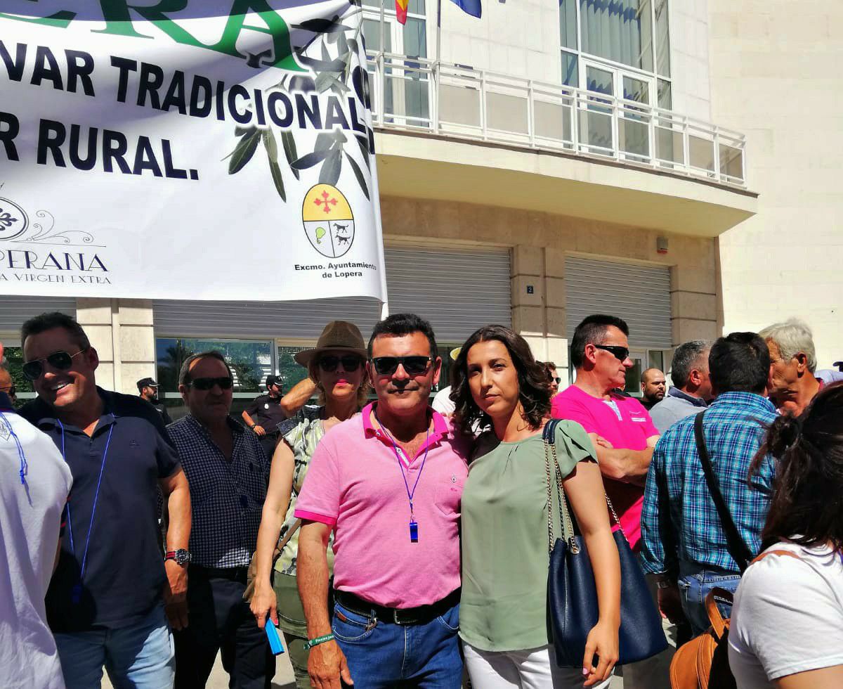 ppandaluz's tweet photo. 🌿 Nuestra Vicesecretaria de Desarrollo Rural @YolandaSezCuev1, ha asistido a la manifestación en Jaén por la crisis de precios en el olivar, ella como agricultora conoce bien esta dramática situación.

👉🏼 Nuestro olivar y nuestros agricultores merecen y necesitan soluciones ya. https://t.co/0wN2PEbWwX