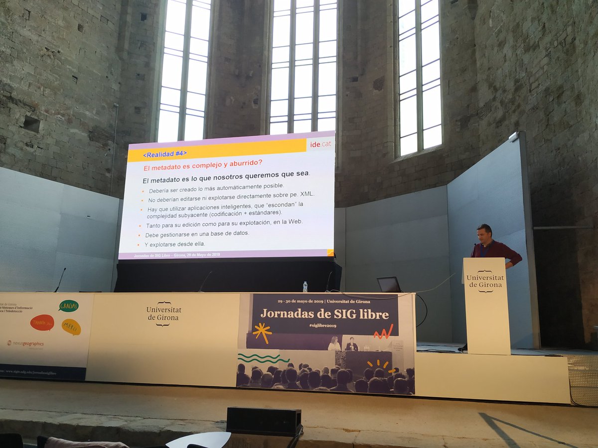 .<a href="/JordiEscriu/">Jordi Escriu</a> de <a href="/ICGCat/">ICGC. Generalitat</a> tratando el siempre árido tema de los metadatos en las #siglibre2019 Árido pero fundamental