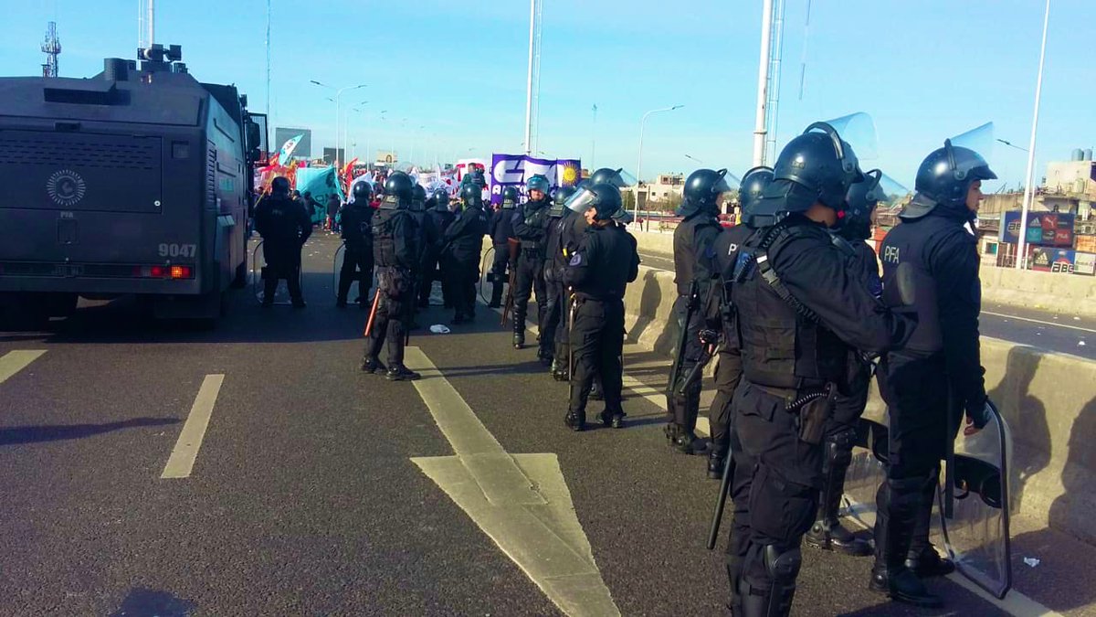 A todos los miembros de las fuerzas, y al equipo que está en la coordinación operativa desde el Centro de Monitoreo: gracias por el esfuerzo, por impedir los cortes y garantizar que los argentinos se puedan ir hacia sus lugares de trabajo en libertad #EsTrabajando #YoNoParo