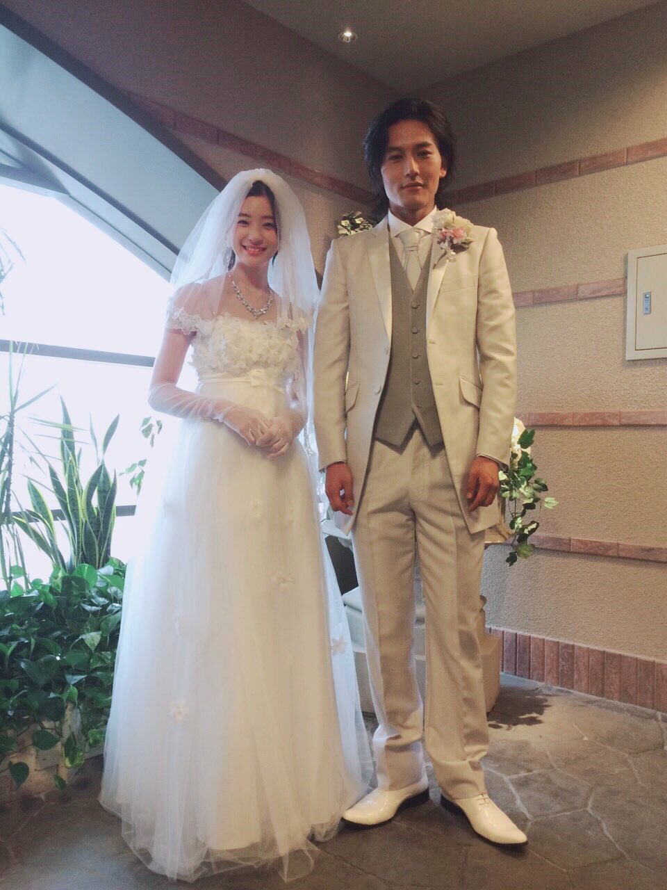 Twitter 上的 足立梨花 来週の 白衣の戦士 にゲストで出させていただきます まさかの旦那さん 役は約4年ほど前に 私たちがプロポーズされないのには 101の理由があってだな シーズン2で一緒だった蕨野さん笑笑 久々写真ひっぱりだしたよ またウエディングだよ