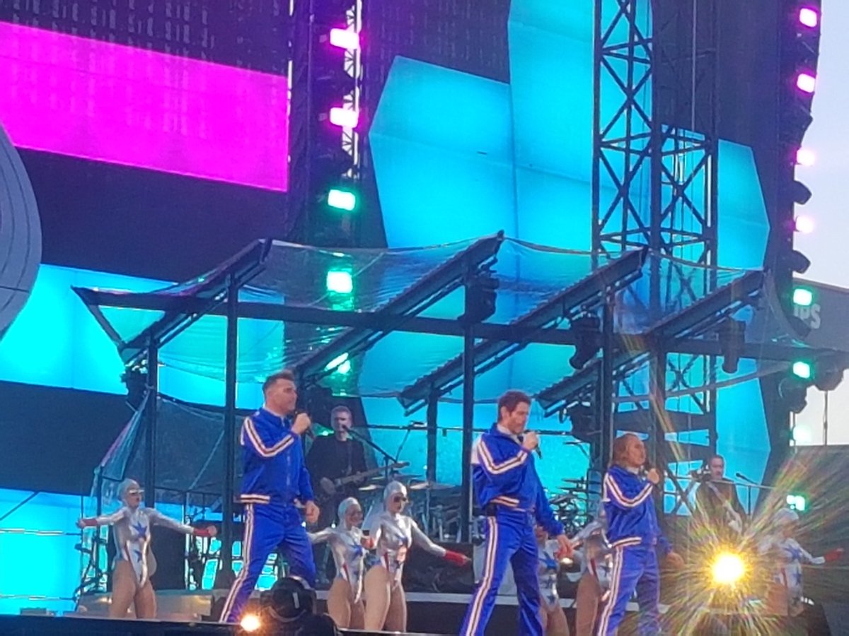 HayleyK230's tweet photo. Amazing evening at Ashton gate with Take That x x😀😀😀#ashtongate #TakeThatBristol https://t.co/WCyeg6Agy2