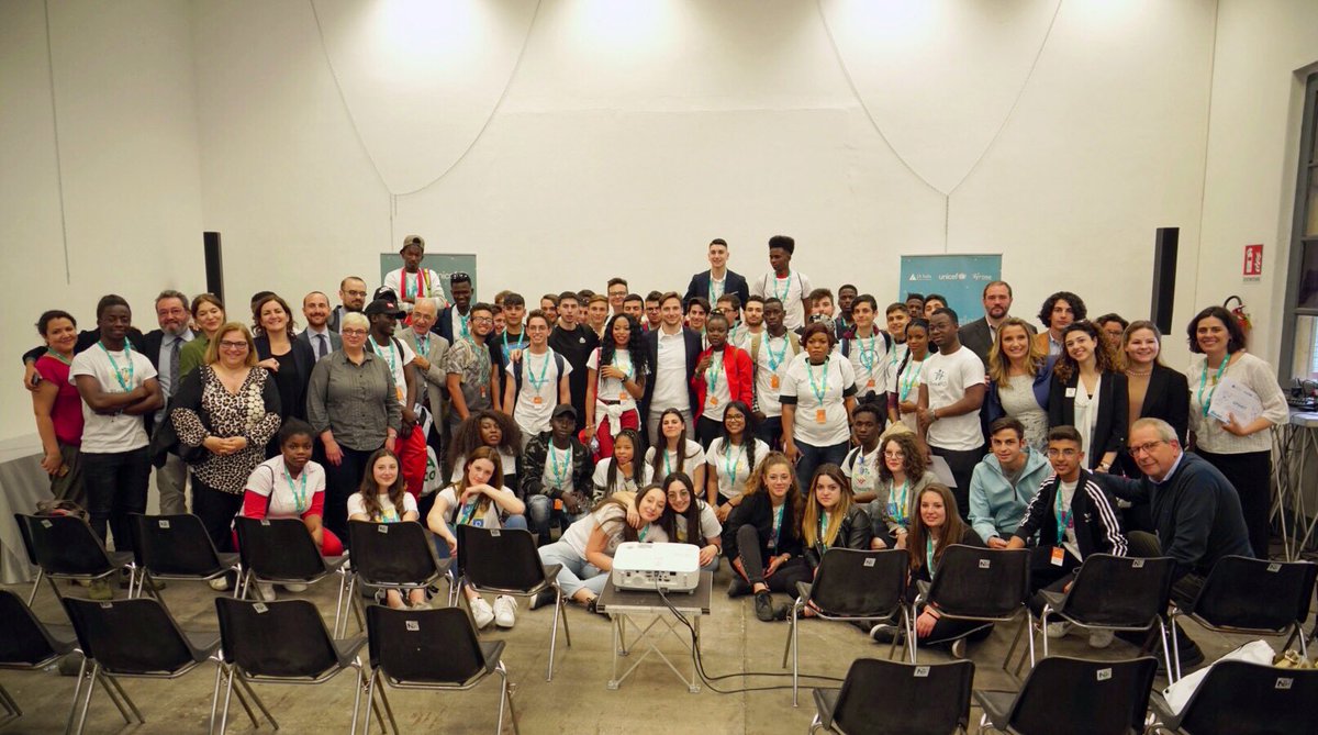 Eccoli i ragazzi che hanno preso parte al bellissimo progetto Idee in Azione per #UpShift e che hanno completato un importante percorso di formazione, crescita e integrazione. Grazie a loro e a <a href="/jaItalia/">JA Italia</a> e <a href="/UNICEF/">UNICEF</a>!