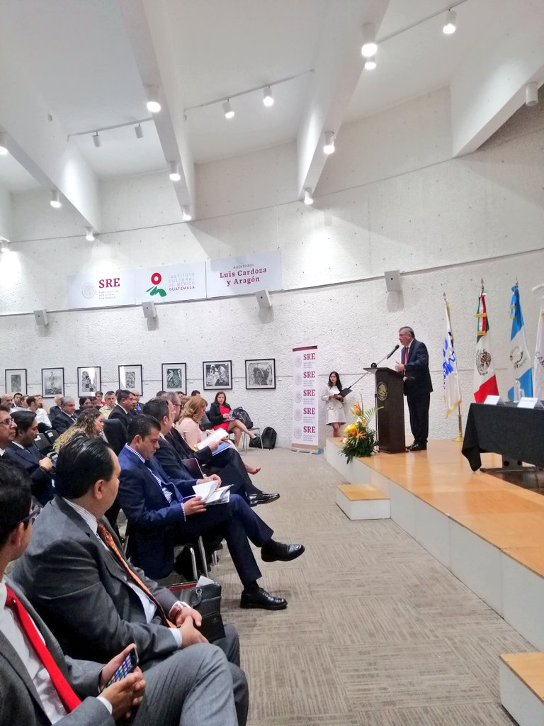 EmbaMexGua's tweet photo. El Embajador @llopez_moreno da la bienvenida a los Secretarios de Desarrollo Económico de los estados de #Tabasco, #Campeche, #Chiapas y #QuintanaRoo al foro: “Oportunidades de negocios con los estados del sureste de México”. @GUATEMINECO @Camexgt @industriaguate https://t.co/un2eGF8eJw