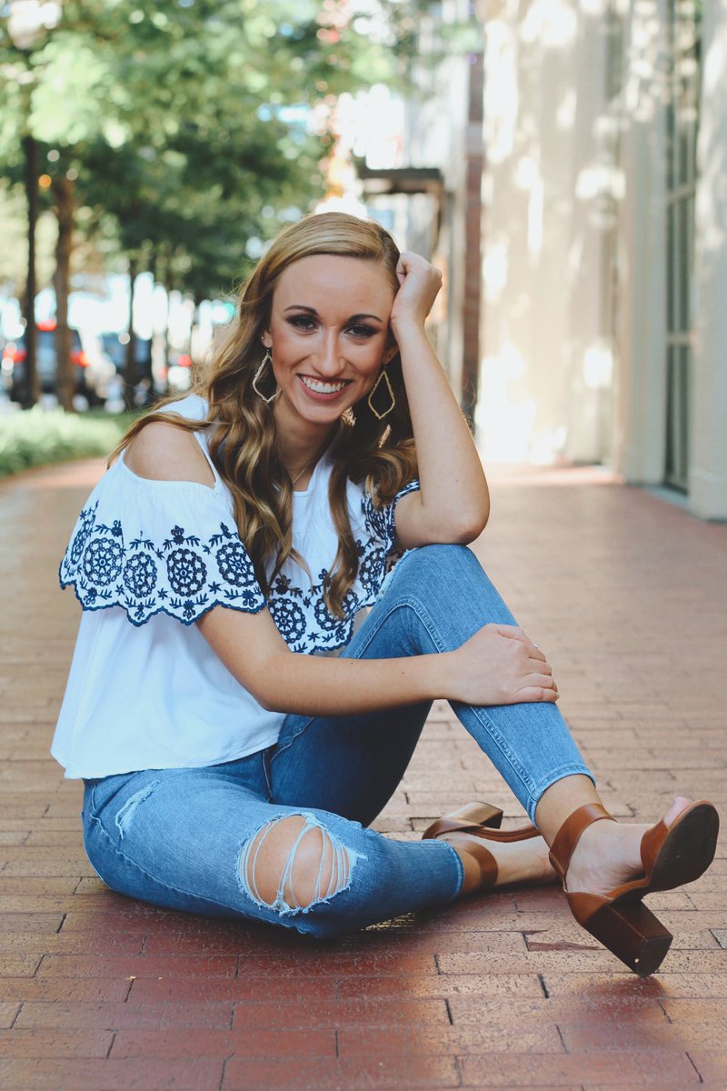 kat_wit1's tweet photo. And just like that, 4 years has turned into 4 days... #SeniorYear #ClassOf2019 #RollTide https://t.co/rAQCo3Yv5a
