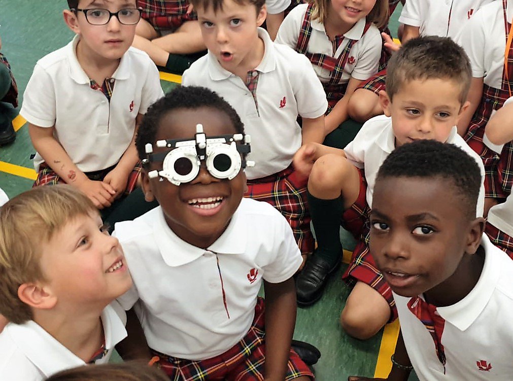 MontespinoEdu's tweet photo. Patricia, madre de 3º de #Infantil y óptica, nos ha contado la importancia de proteger bien los ojos #PadresImplicados #ToBeMoreForOthers #PonTusTalentosAlServicioDeLosDemás #Valores #FormaciónCompleta #Colegio #Coruña #FelizMiércoles https://t.co/8oo6AjUbrn