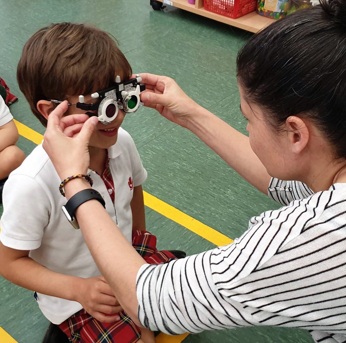 MontespinoEdu's tweet photo. Patricia, madre de 3º de #Infantil y óptica, nos ha contado la importancia de proteger bien los ojos #PadresImplicados #ToBeMoreForOthers #PonTusTalentosAlServicioDeLosDemás #Valores #FormaciónCompleta #Colegio #Coruña #FelizMiércoles https://t.co/8oo6AjUbrn