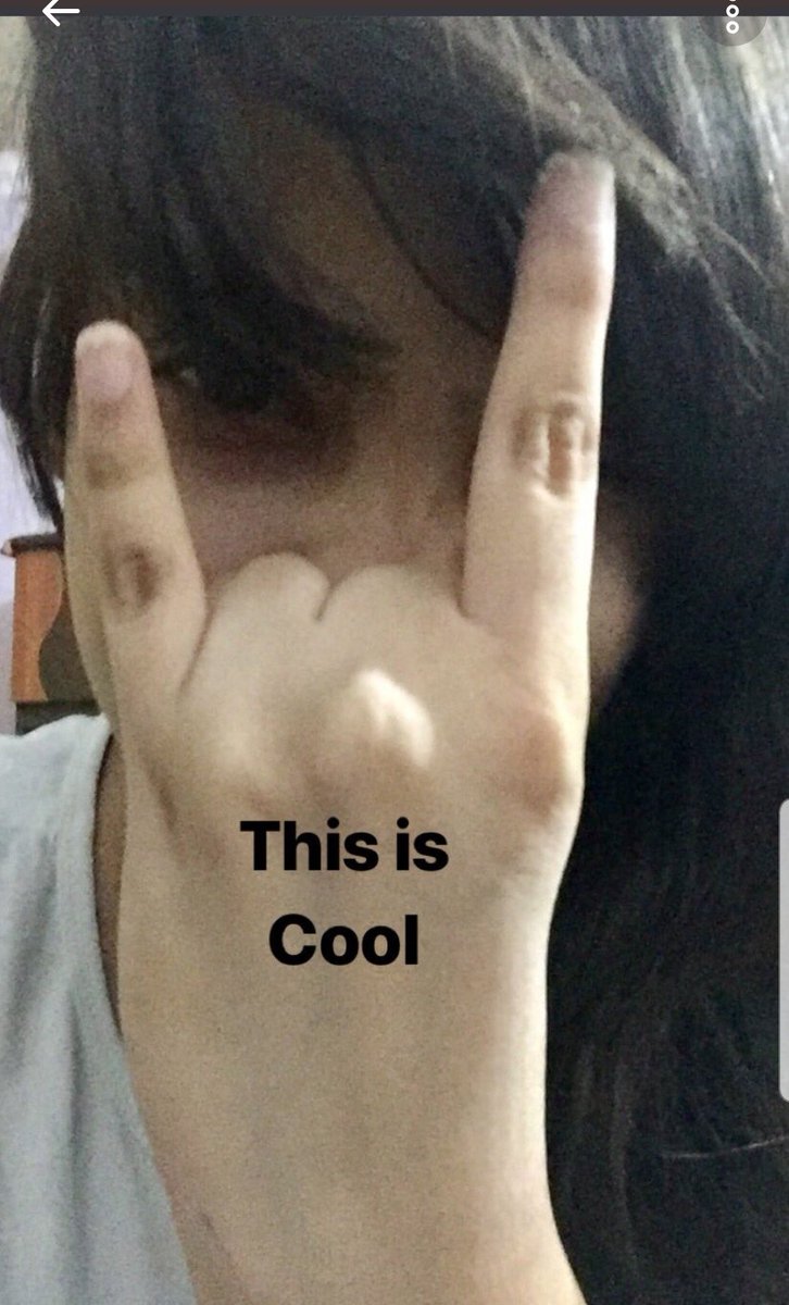 ___savage___'s tweet photo. @mudgal__ @diplomatic_bae Is it just me or her hand really looks weird? https://t.co/XB7EYX6vmE