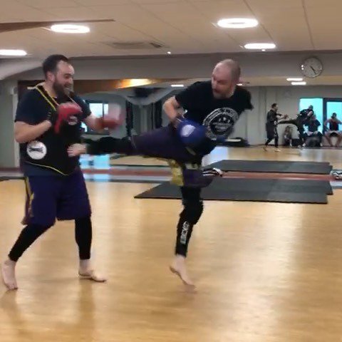 KDA_Tweets's tweet photo. Let’s hit stuff and workout :-D 8pm-10pm tonight in #Crayford #kickboxing #martialarts #boxing #mma #padwork #keepitplayful #punch #kick #getfit #stayfit #bellypan #splitentry #slipnrip #bodyshot #flyingkick #lol thank you @david_miaowey as usual 😂🥊 https://t.co/F2zGXVeUzZ https://t.co/pmLibRLFlC
