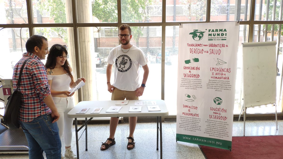 Stand de los compis de voluntariado <a href="/Farmamundi/">FARMAMUNDI</a> de Sevilla en <a href="/fafarsevilla/">Facultad Farmacia US</a> repartiendo el fanzine "Menstruación, kit de iniciación: Un Fanzine sobre Género y Salud Global". Pronto disponible en formato online!!