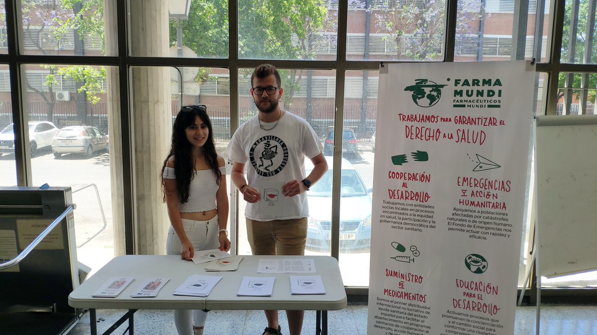 ASEFAAsev's tweet photo. Stand de los compis de voluntariado @Farmamundi de Sevilla en @fafarsevilla repartiendo el fanzine "Menstruación, kit de iniciación: Un Fanzine sobre Género y Salud Global". Pronto disponible en formato online!! https://t.co/bNGuDXgggh