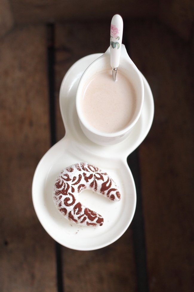 TCHARAK Cette pâtisserie a base d'amande trouve son origine dans les remparts de la ville d'Alger. Son nom vient du turc çeyrek signifiant un quart c'est la contraction de çeyrek ay quart de lune (croissant) . Plusieurs variétés existe. Masker, ariane, glacé, maasel, nekkache.