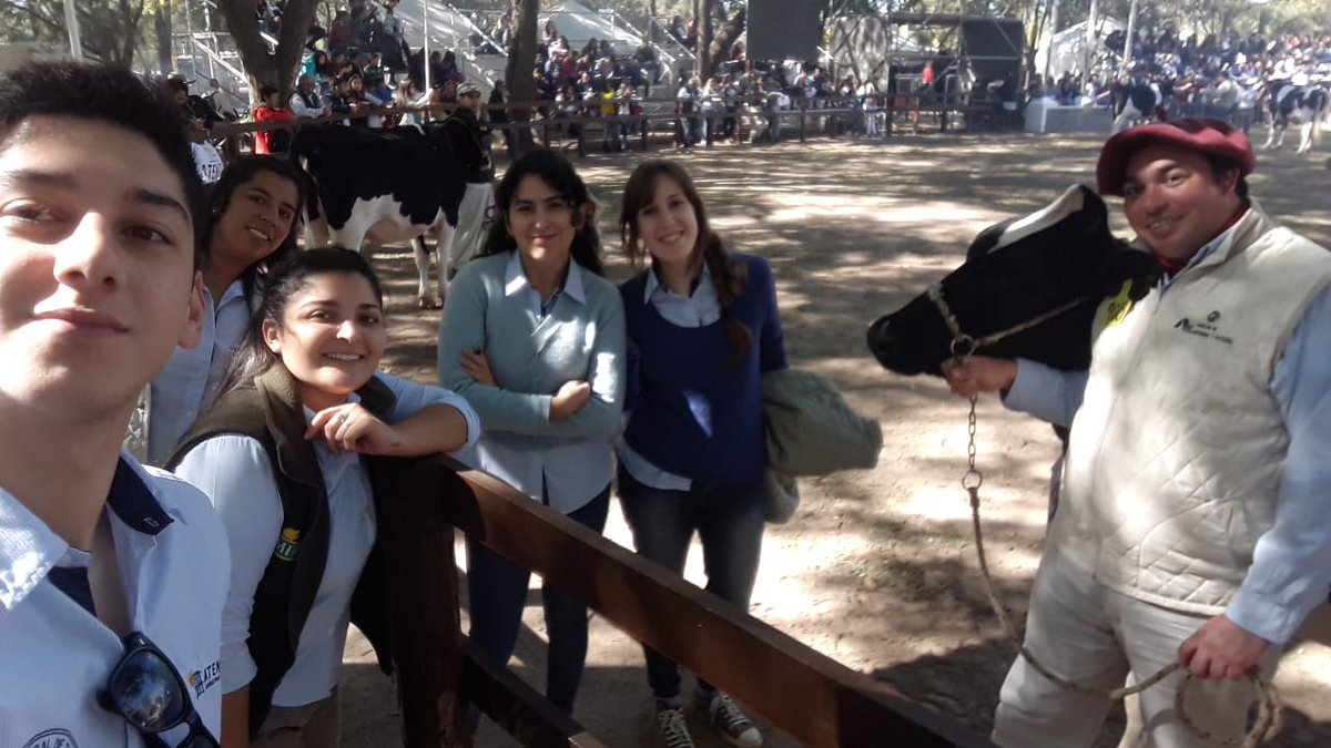 AteneoCRArg's tweet photo. El ateneo de la Sociedad Rural de Tucuman estuvo presente en la 10° Expo Lactea de Trancas-Tucuman, donde estuvieron a cargo de la jura didáctica de Ganado lechero y participaron con un stand informativo del Ateneo.
🐮🐄🐃📚👨🏼🌾
#AteneosEnMovimiento #Jovenes #Campo #ExpoLactea https://t.co/vcyGJMJre7