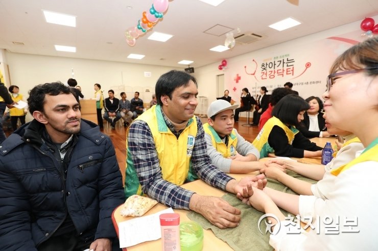 taeng_paz's tweet photo. Shincheonji Volunteer Group’s Daegu-Gyeongbuk branch gives ‘spring-like’ medical aid♡

❤Shincheonji Church of Jesus has been carrying out its ‘Door2Door Healthcare’ program for the last 8 years!
▶️https://t.co/hAGAohjGsP https://t.co/y3hFAoaZC4