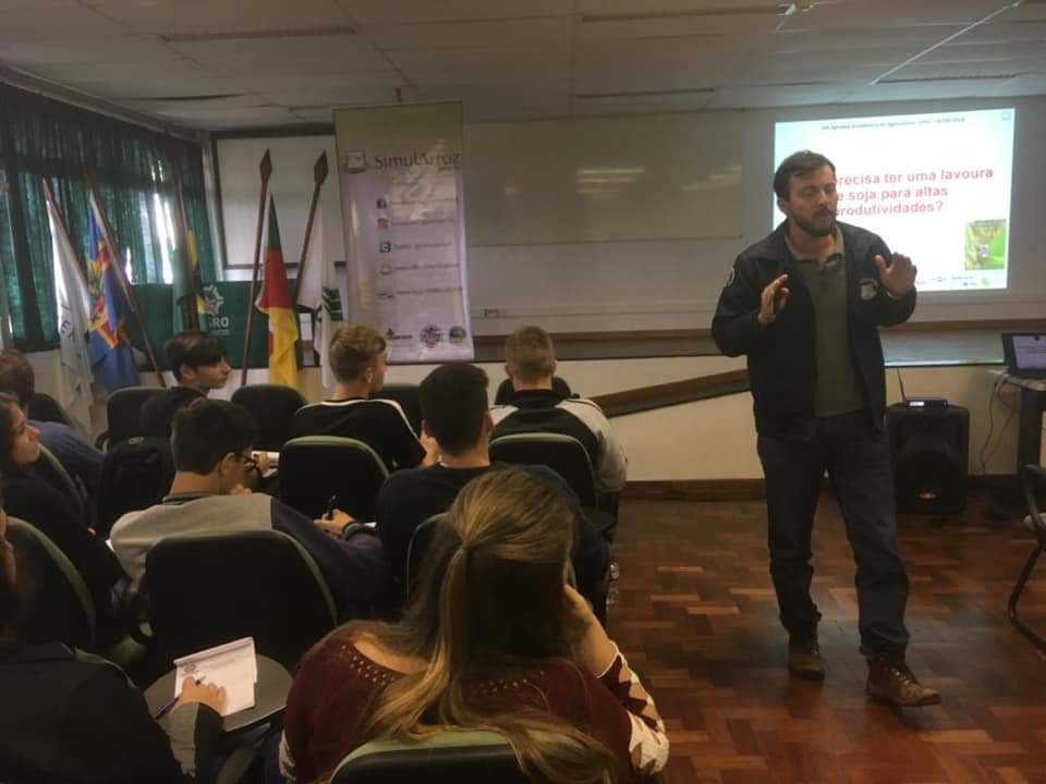 efieldcrops's tweet photo. 🌿🌿  A Equipe SimulArroz participou da VIII Semana Acadêmica da Agronomia na Universidade Federal da Fronteira Sul, em Cerro Largo/RS, ministrando a palestra “Agricultura de Processos: Ecofisiologia da Soja Visando Altas Produtividades 🔝🔝

#SimulArroz #Soja #UFFS https://t.co/lHIa1DHbSV