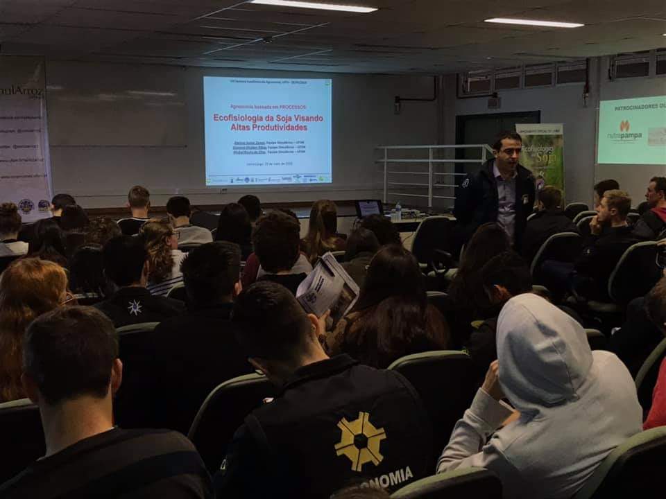 efieldcrops's tweet photo. 🌿🌿  A Equipe SimulArroz participou da VIII Semana Acadêmica da Agronomia na Universidade Federal da Fronteira Sul, em Cerro Largo/RS, ministrando a palestra “Agricultura de Processos: Ecofisiologia da Soja Visando Altas Produtividades 🔝🔝

#SimulArroz #Soja #UFFS https://t.co/lHIa1DHbSV